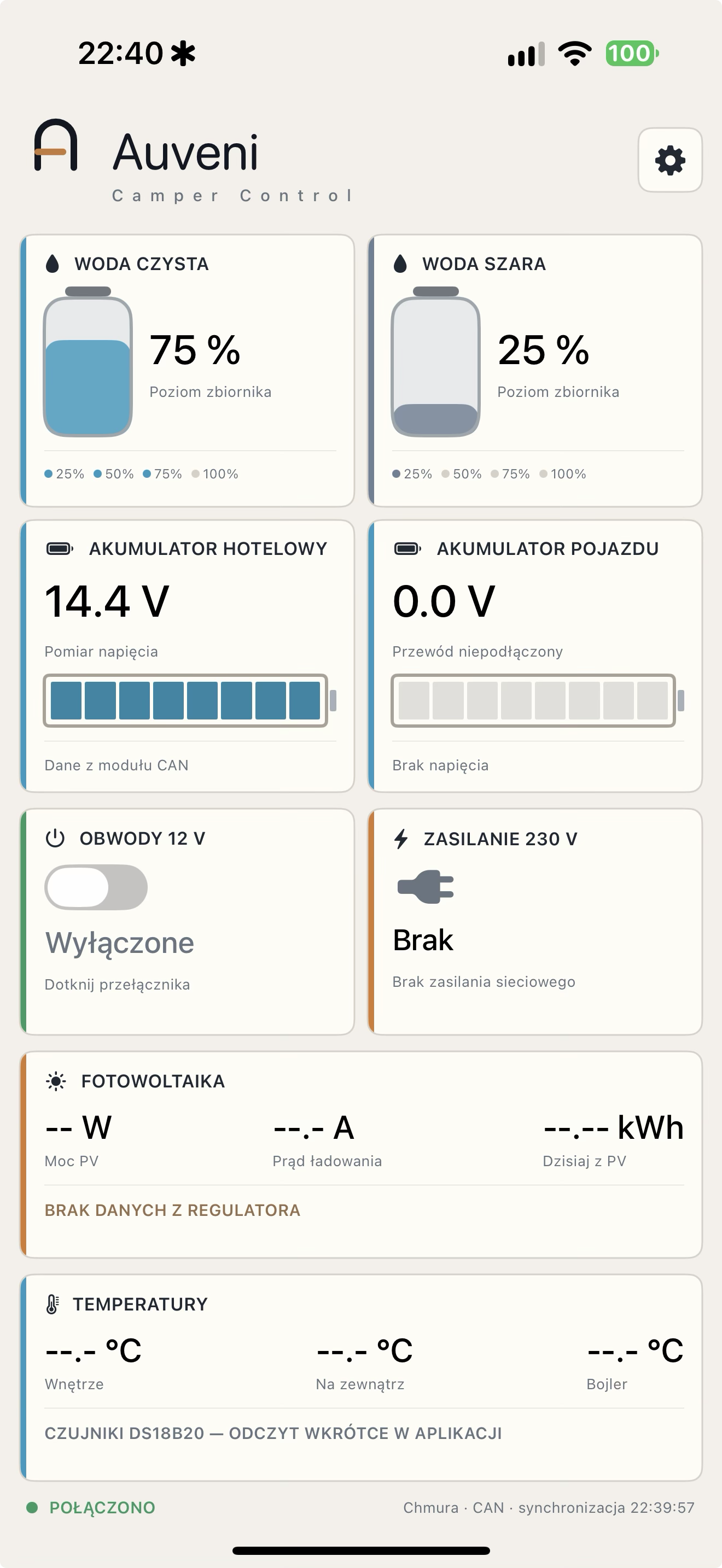 Auveni Camper Control na iPhonie: woda 75 i 25 procent, napięcia akumulatorów, obwody 12 V i stan 230 V