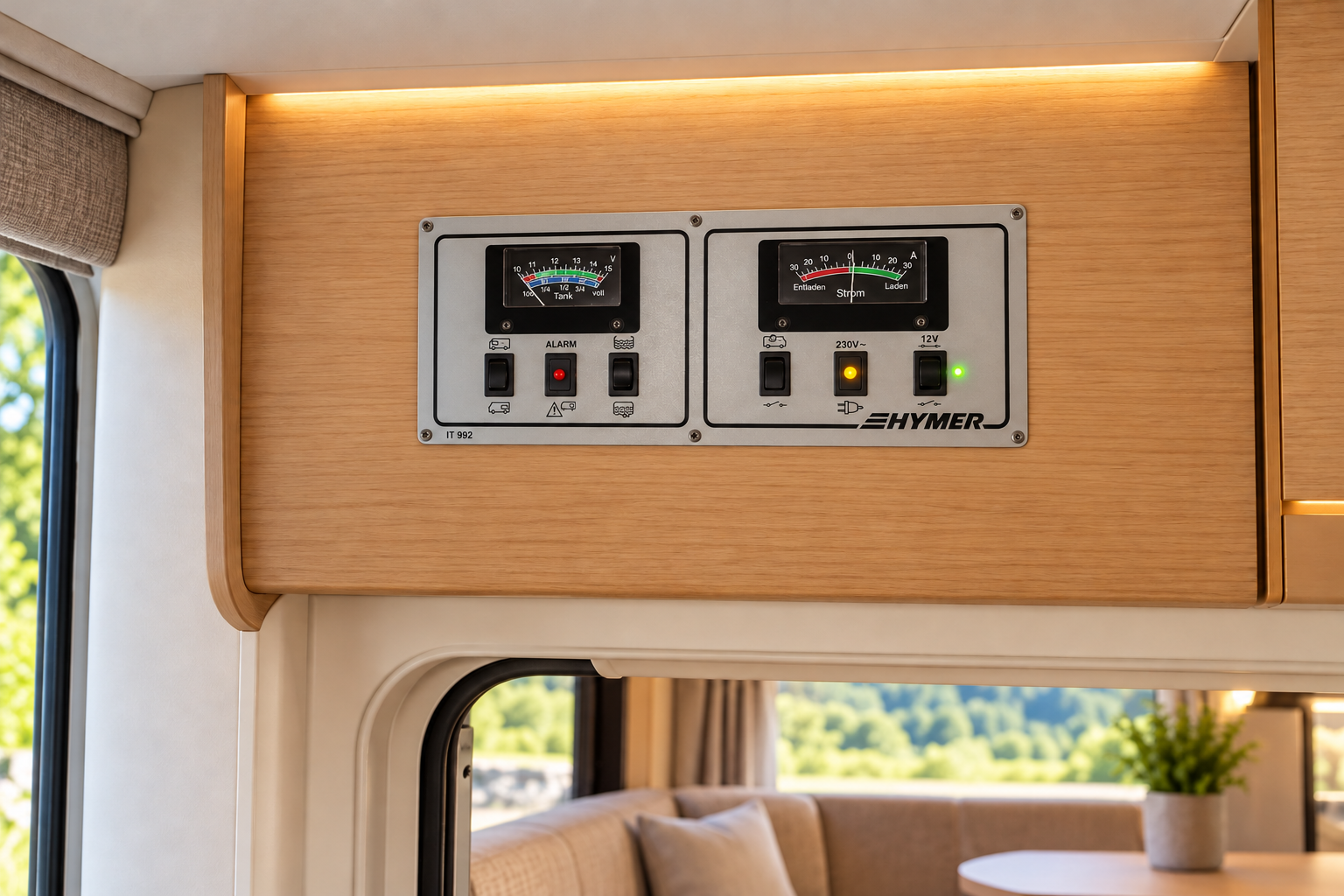 Panel Hymer IT 992 w wizualizacji jasnego wnętrza kampera